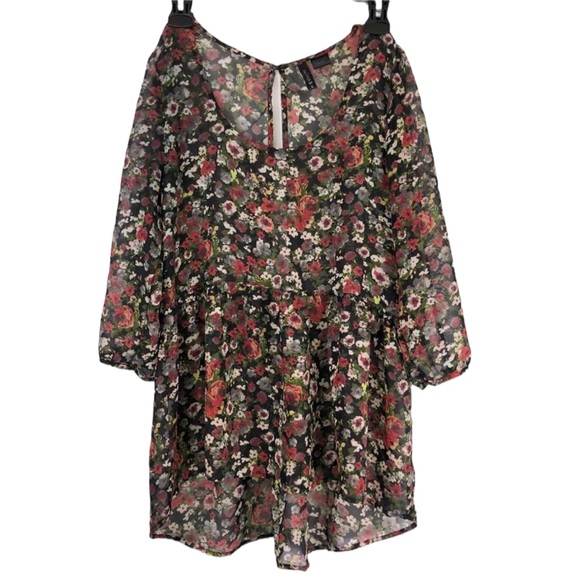 Full Tilt Floral Sheer Hii-Low Blouse Cutout Back
Size M - Picture 1 of 6